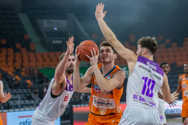 轻运动员提 轻运动员提